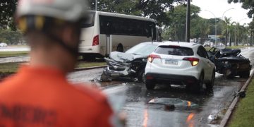 Mulher presa às ferragens em batida no Eixinho passa por cirurgia. Veja vídeo