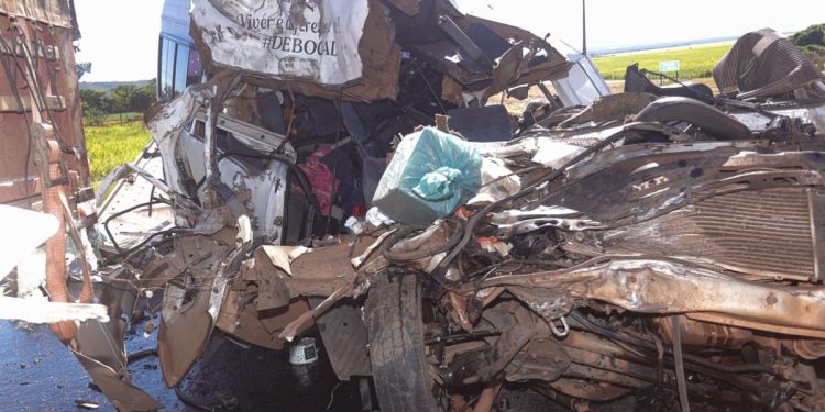 Van que bateu em caminhão e deixou 5 mortos na BR-020 era clandestina. Vídeo