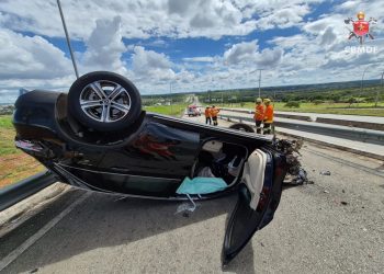 Carro de luxo capota e destrói barreira de proteção em acidente no DF. Veja vídeo