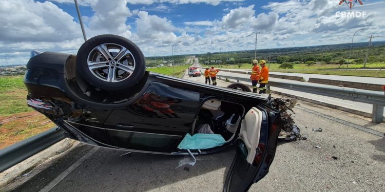 Carro de luxo capota e destrói barreira de proteção em acidente no DF. Veja vídeo