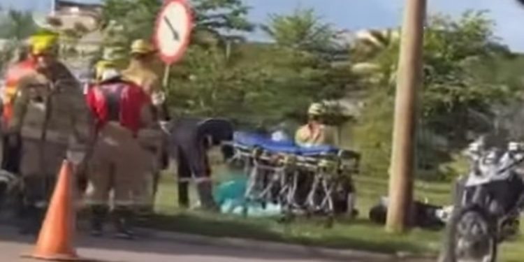 Motociclista sem capacete morre em acidente no balão de Samambaia. Veja vídeo