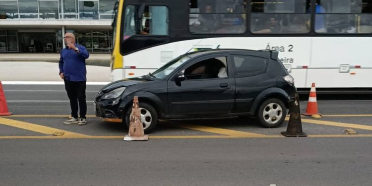 Motorista usando celular bate em meio-fio do Palácio do Planalto. Veja vídeo