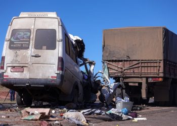 Cinco mortos: motorista de van dirigia há mais de 12h antes de acidente na BR-020. Veja vídeo