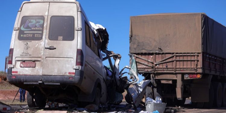 Cinco mortos: motorista de van dirigia há mais de 12h antes de acidente na BR-020. Veja vídeo