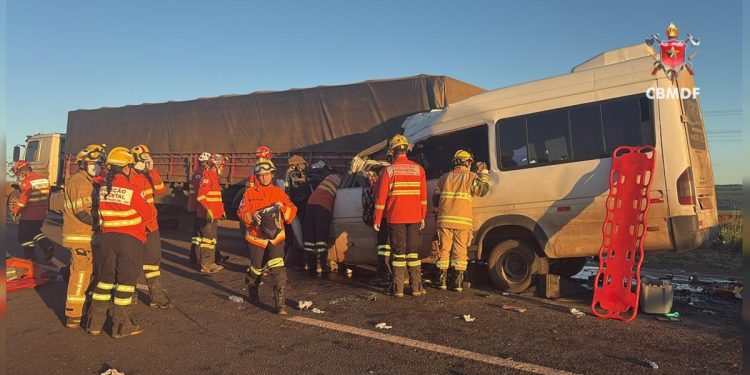 Acidente entre caminhão e van na BR-020 deixa mortos e feridos