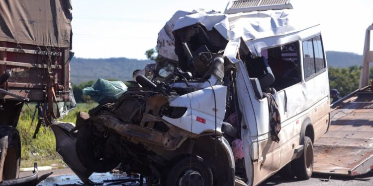 Criança está entre os mortos em acidente de van com caminhão na BR-020. Veja vídeo