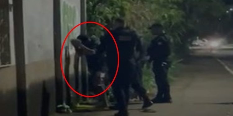 Adolescente é cercado e agredido por PMs e dá “dedão” na saída da DP. Veja vídeo