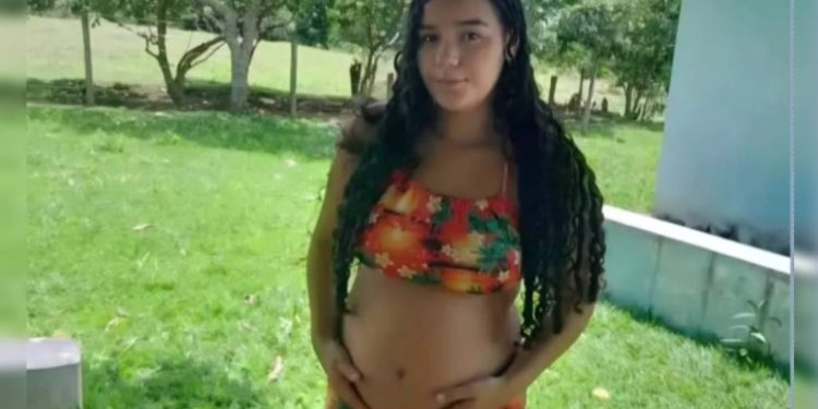 Homem é condenado por matar namorada adolescente e grávida a facadas