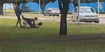Homens são flagrados se agredindo em rua do DF e PM é acionada. Veja vídeo