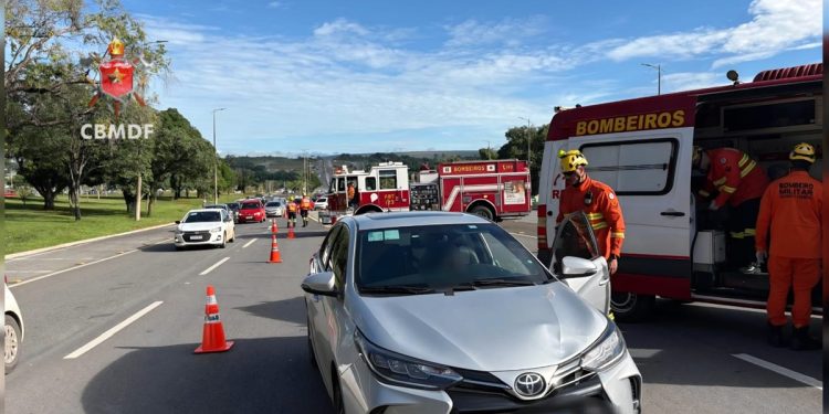 Mulher é socorrida após ser atingida em cheio por carro no Eixão Norte