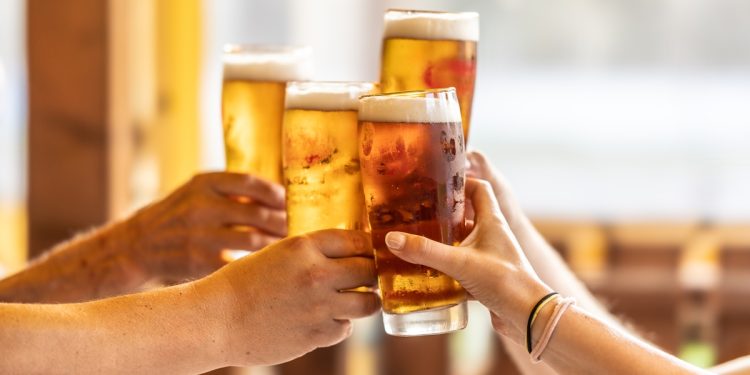 Cervejinha pós-treino? Entenda se o álcool anula os ganhos na academia