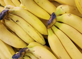 Nutricionistas explicam se é verdade que a banana prende o intestino