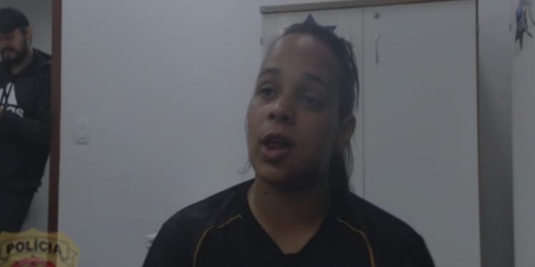 Justiça mantém prisão de mulher mascarada que filmou tortura de homem