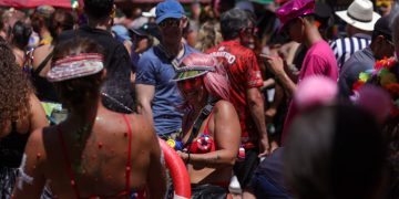 De sereia a orelhão: foliões animam Carnaval do DF na Vila Planalto