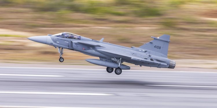 Veja como caça supersônico da FAB vai atuar na defesa aérea de Brasília. Veja vídeo