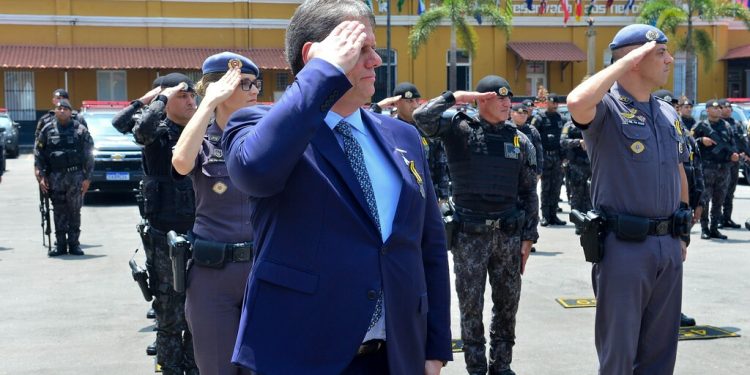 Tarcísio e os “poliças” nas salas de aula