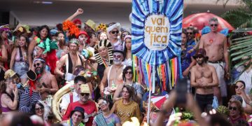 Carnaval em família: bloco Vai Quem Fica anima foliões na Asa Norte. Veja vídeo