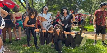 Bloco reúne família vestida de Kiss e foliões de todas as idades na Asa Norte