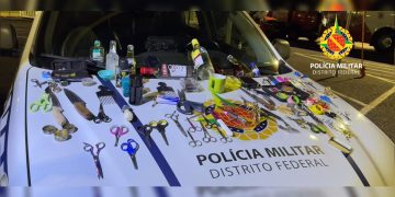 PM apreende quase 120 armas brancas no 1º dia do Carnaval no DF. Veja vídeo