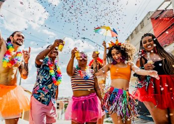 Dermatologista explica como evitar alergias com fantasias de Carnaval