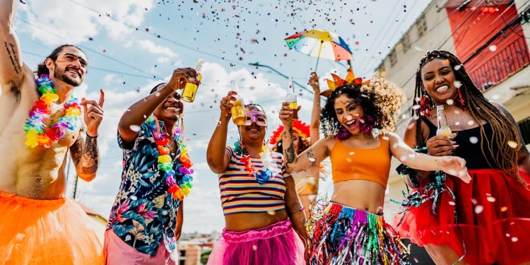 Sextou de Carnaval: veja programação para esquentar os tamborins no DF