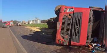 Carreta tomba, esmaga carro e mata motorista na BR-452, em Goiás. Veja vídeo