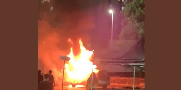 Carro pega fogo em Águas Claras e assusta moradores. Veja vídeo