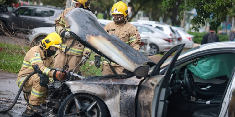Carro pegando fogo? Veja as causas e sinais que indicam riscos de incêndio
