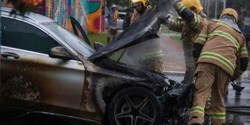 “Me avisaram da fumaça”, diz dono de carro de luxo que pegou fogo no Parque da Cidade. Veja vídeo