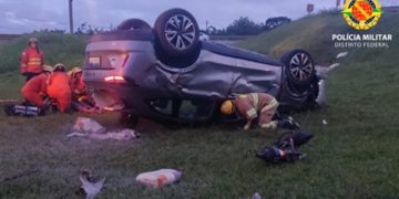 Motorista foge de blitz, é seguido, capota e fica preso às ferragens