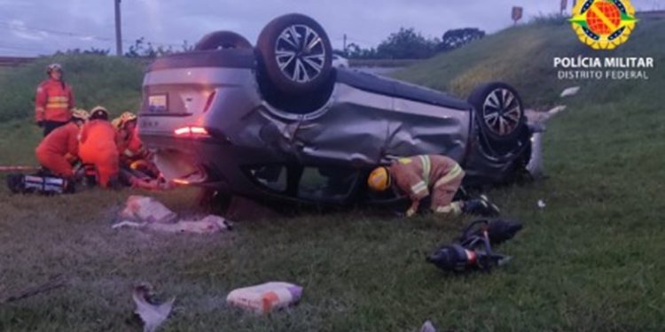 Motorista foge de blitz, é seguido, capota e fica preso às ferragens