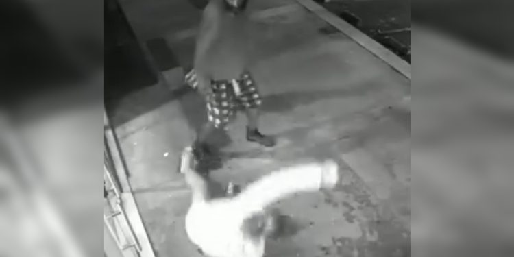 Catador dá soco em mulher em frente a distribuidora em Águas Claras. Veja vídeo