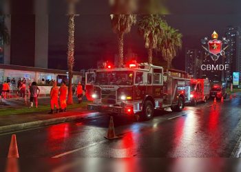 Motociclista morre em frente a hospital no DF e mulher fica ferida