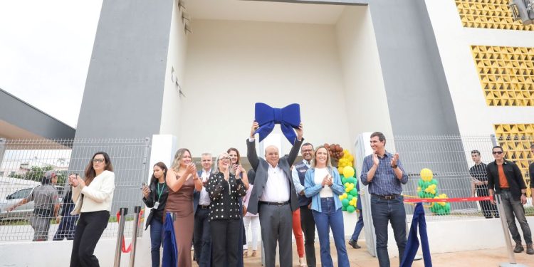 Ibaneis inaugura escola no Jardins Mangueiral para atender mil alunos