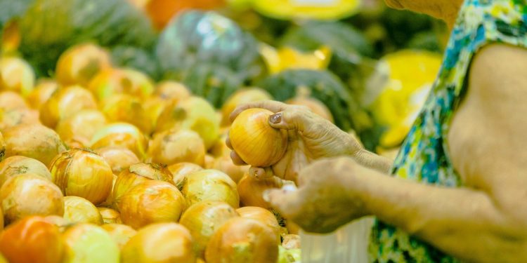 Preço da cesta básica em Brasília tem queda em um ano; confira