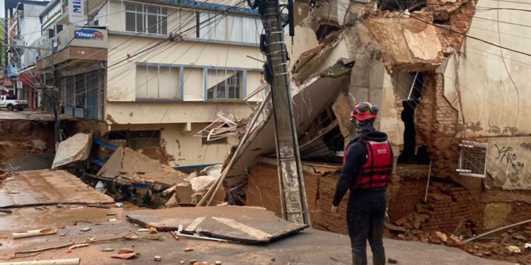 Equipamento que detecta celular debaixo de escombros é usado em MG