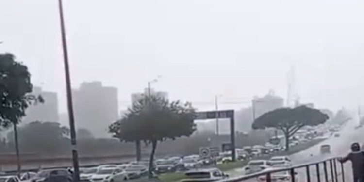 Chuva causa alagamento em diversos pontos de Taguatinga