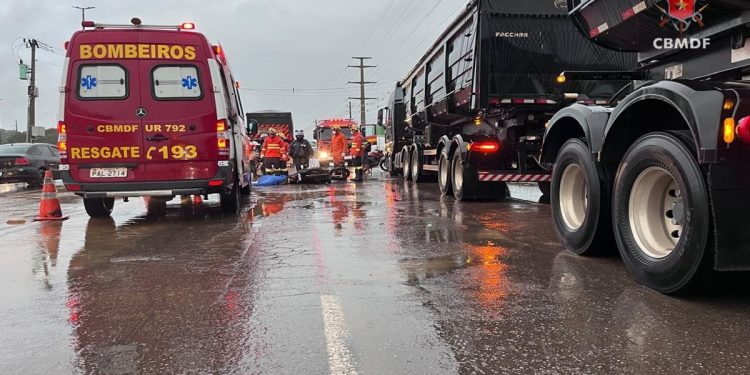 Colisão brutal entre moto e carreta deixa um morto na BR-060
