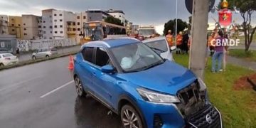 Colisão entre dois carros deixa uma pessoa ferida no Guará II