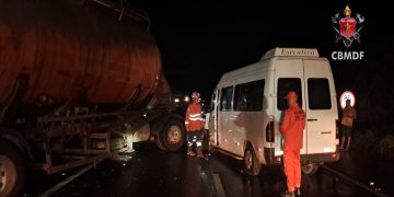 Colisão entre van e carreta deixa 9 pessoas feridas na BR-020