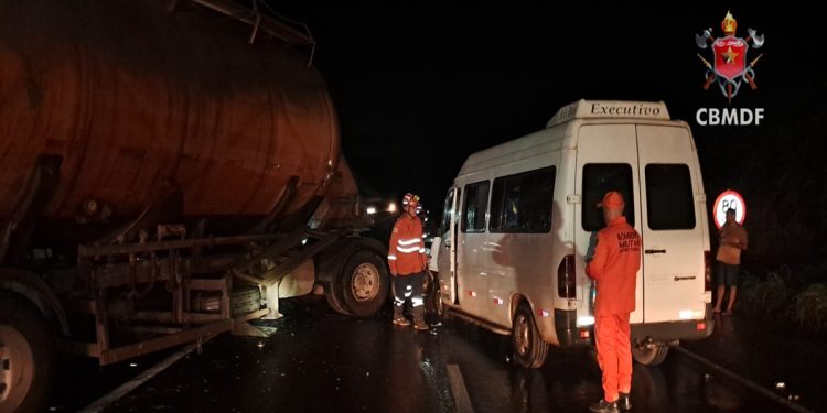 Colisão entre van e carreta deixa 9 pessoas feridas na BR-020