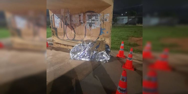 Corpo de mulher é encontrado em parada de ônibus de rodovia no DF