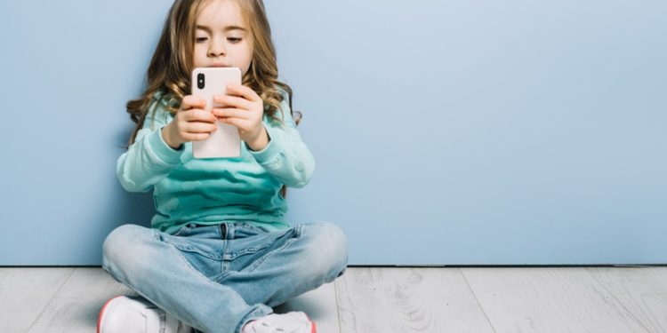 A idade ideal para crianças terem o próprio celular, segundo pediatras