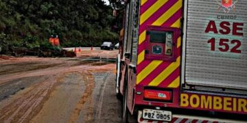 Deslizamento de terra invade pista e interdita trecho da BR-080. Vídeo