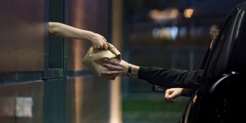 Interação com IA no drive-thru pode piorar a dieta, aponta estudo