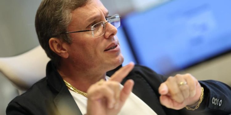 Advogado de piloto pede desculpas após fala sobre cor e classe social. Veja vídeo