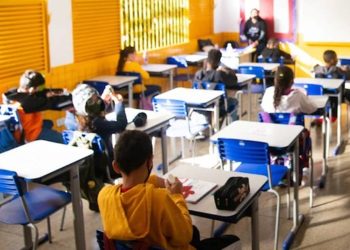 Após queixa de famílias, educadores são chamados para alunos atípicos