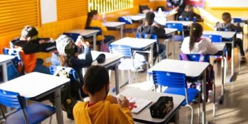 Após queixa de famílias, educadores são chamados para alunos atípicos