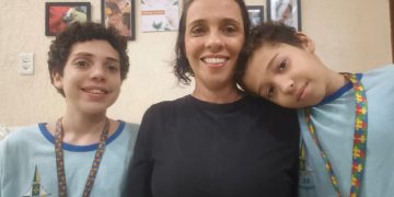 Sem poder ir para escola, aluno autista passa madrugada de uniforme