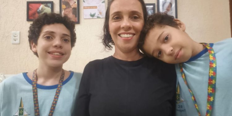 Sem poder ir para escola, aluno autista passa madrugada de uniforme